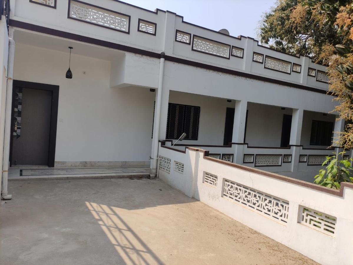 Vatika Homestay Varanasi Luaran gambar